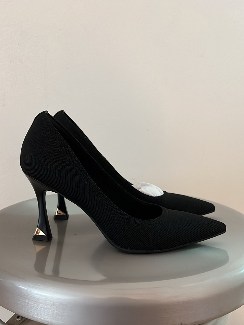 NWT Cosy Island Black Knit Pointed Toe Pumps Gold Heel Size 7
